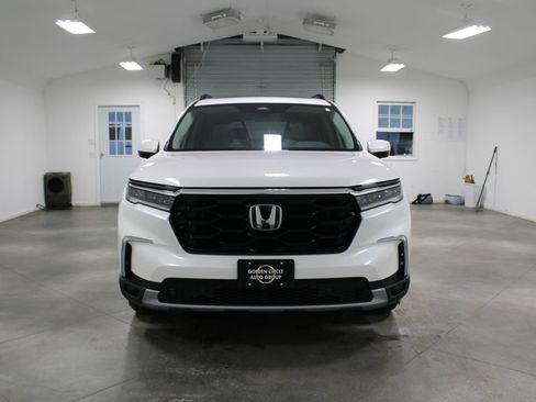 Used 2025 Honda Pilot Touring image 3