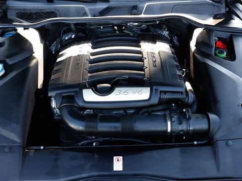 Used 2018 Porsche Cayenne Platinum Edition image 24