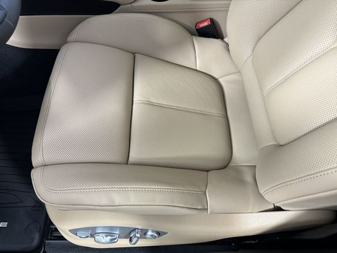 Used 2025 Porsche Macan image 14