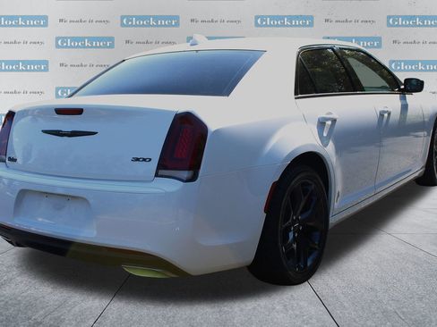 Used 2022 Chrysler 300 Touring w/ Sport Appearance Package image 6