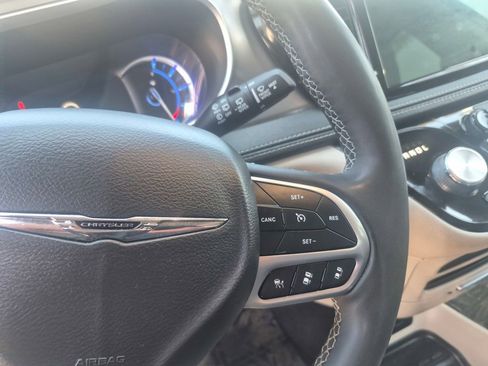 Used 2023 Chrysler Pacifica Touring-L FWD image 14