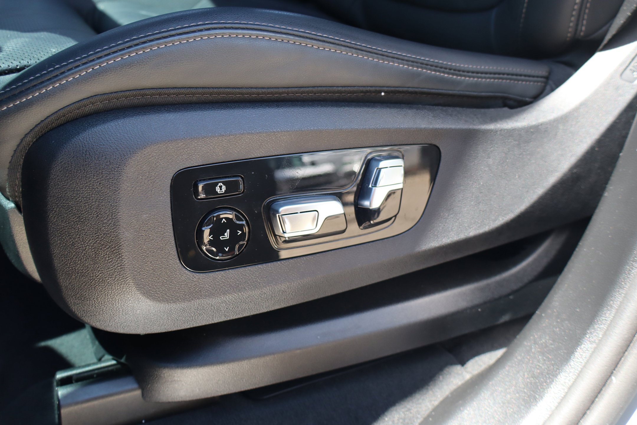 Used 2025 BMW X7 xDrive40i AWD/4WD image 16