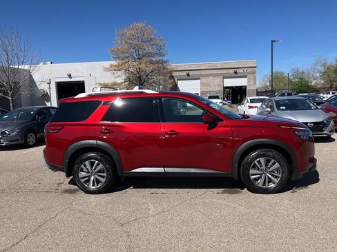Used 2025 Nissan Pathfinder SL w/ Black Appearance Package image 4