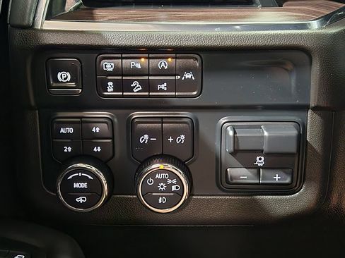 Used 2025 Chevrolet Suburban Z71 w/ Z71 Off-Road Package AWD/4WD image 43