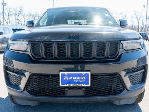 Used 2023 Jeep Grand Cherokee Altitude AWD/4WD image 3