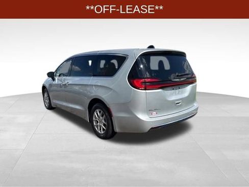 Used 2024 Chrysler Pacifica Touring-L FWD image 5