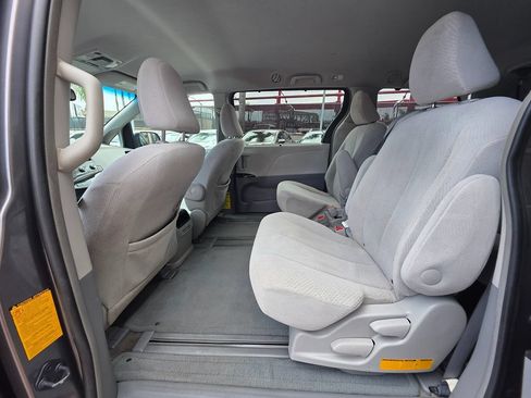 Used 2012 Toyota Sienna LE w/ Preferred Pkg FWD image 25