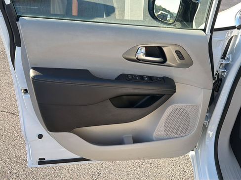 Used 2024 Chrysler Pacifica Touring-L FWD image 18