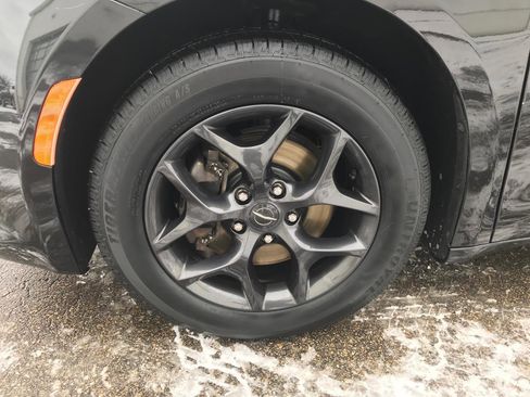 Used 2018 Chrysler Pacifica Touring-L w/ Premium Audio Group image 4