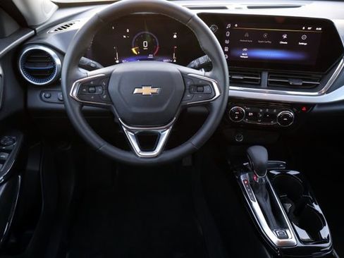 Used 2025 Chevrolet Trax LT w/ LT Convenience Package image 4