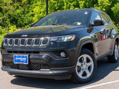 Used 2023 Jeep Compass Latitude w/ Convenience Group AWD/4WD image 1