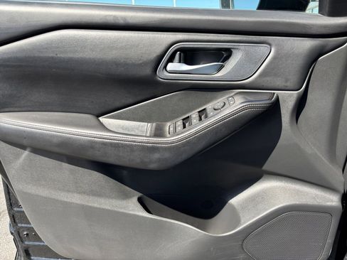 Used 2025 Nissan Rogue SV AWD/4WD image 18