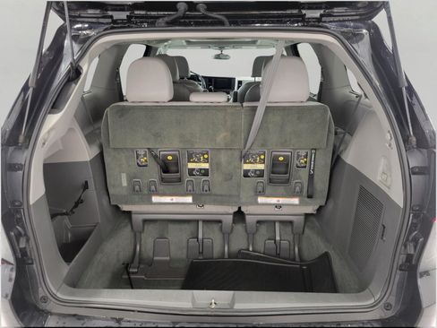Used 2017 Toyota Sienna XLE Premium FWD image 16