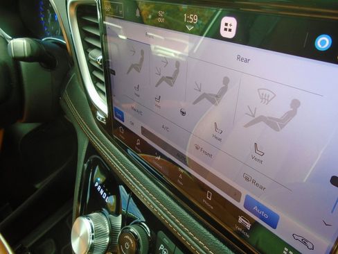 Certified 2024 Chrysler Pacifica Pinnacle image 29