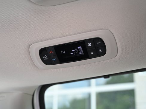 Used 2024 Chrysler Pacifica Touring-L FWD image 18
