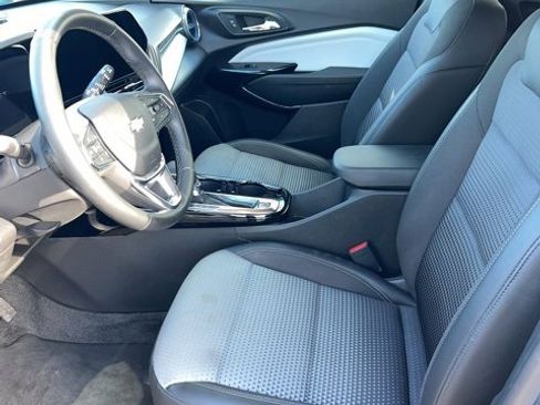 Used 2025 Chevrolet Trax LT w/ LT Convenience Package image 8