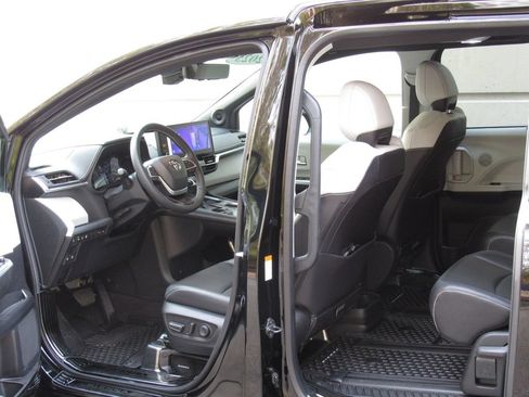 Used 2025 Toyota Sienna XSE AWD/4WD image 14