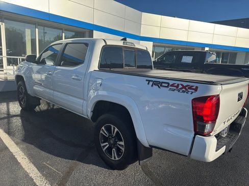 Used 2016 Toyota Tacoma TRD Sport w/ Towing Package AWD/4WD image 4