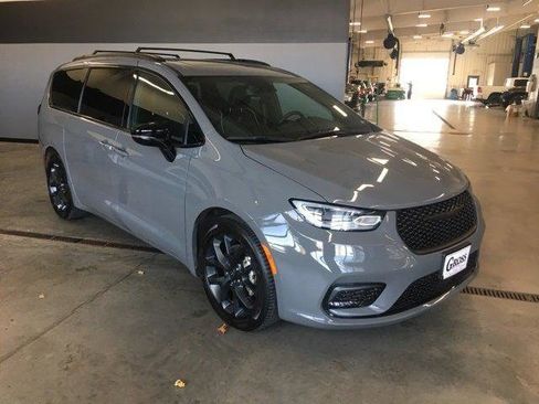 Certified 2025 Chrysler Pacifica Limited image 2