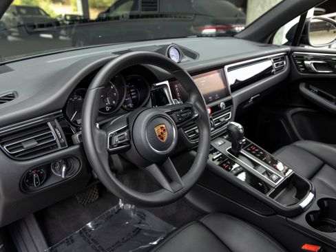 Certified 2026 Porsche Macan AWD/4WD image 4