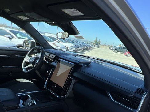 Used 2025 GMC Acadia Elevation image 29