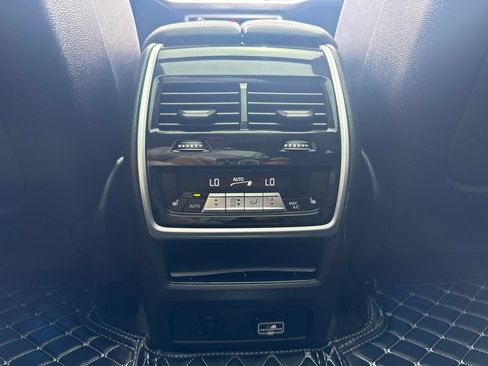 Used 2024 BMW X7 xDrive40i w/ Premium Package AWD/4WD image 25