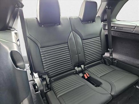 New 2025 Land Rover Discovery Dynamic SE image 13