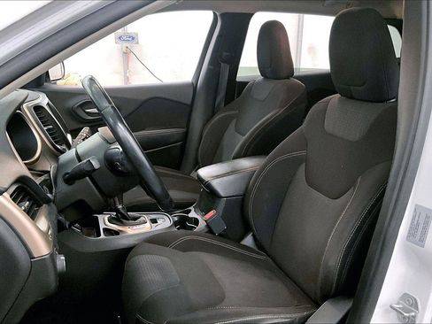 Used 2017 Jeep Cherokee Latitude image 25