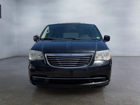 Used 2014 Chrysler Town & Country Touring image 7