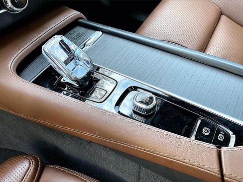 Used 2024 Volvo XC90 B6 Ultimate w/ Protection Package Premier image 18