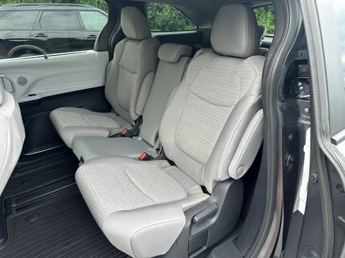 Used 2025 Toyota Sienna LE AWD/4WD image 10