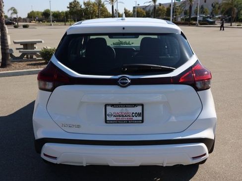 New 2025 Nissan Kicks Play S image 5