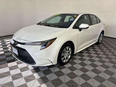 Used 2025 Toyota Corolla LE FWD image 4