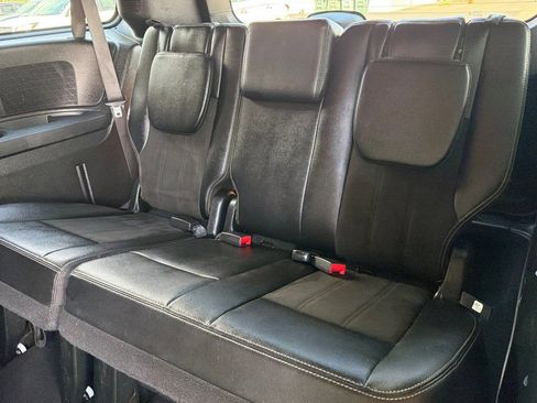 Used 2019 Dodge Grand Caravan SXT w/ Blacktop Package FWD image 14