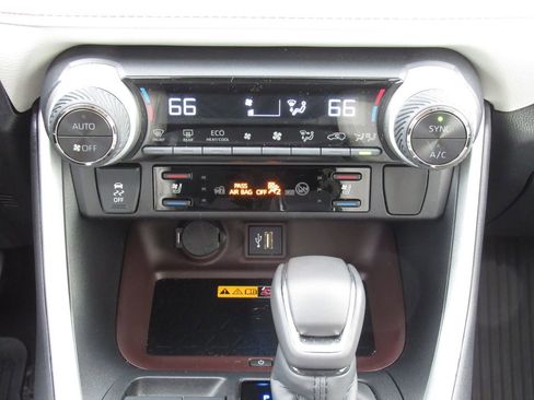 Certified 2025 Toyota RAV4 Limited w/ Advanced Technology Package AWD/4WD image 31