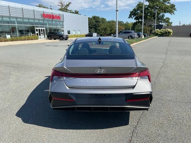 Used 2025 Hyundai Elantra SEL FWD image 5