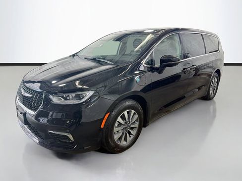Used 2024 Chrysler Pacifica Limited FWD image 6
