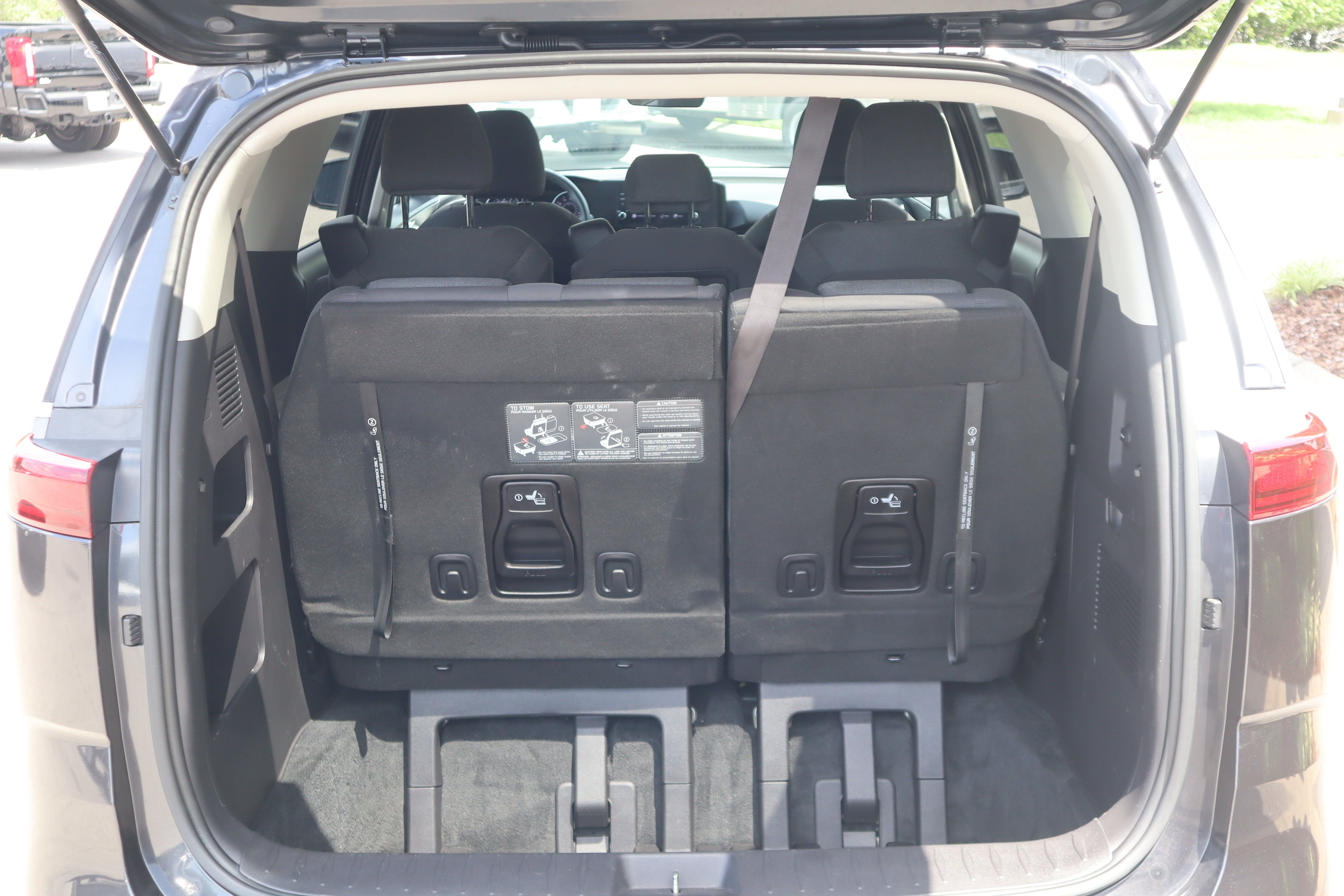 Used 2023 Kia Carnival LX FWD image 27