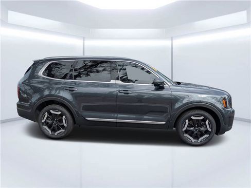 Used 2024 Kia Telluride EX w/ EX Captain's Chair Package image 2