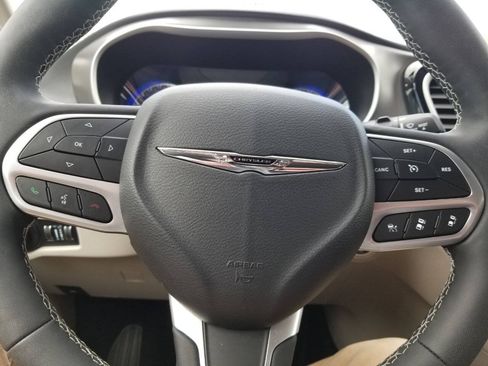 Used 2023 Chrysler Pacifica Touring-L AWD/4WD image 33