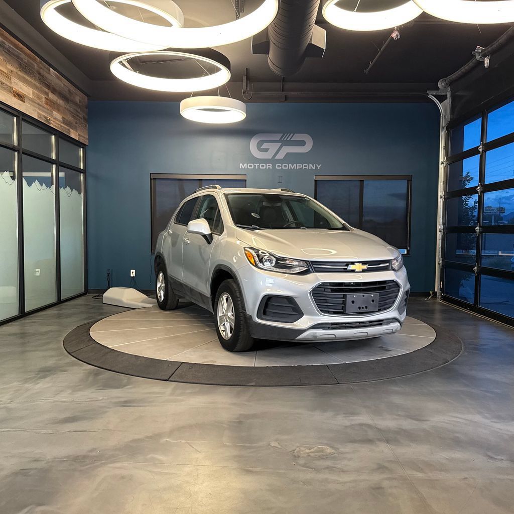 Used 2022 Chevrolet Trax LT w/ LT Convenience Package AWD/4WD image 1