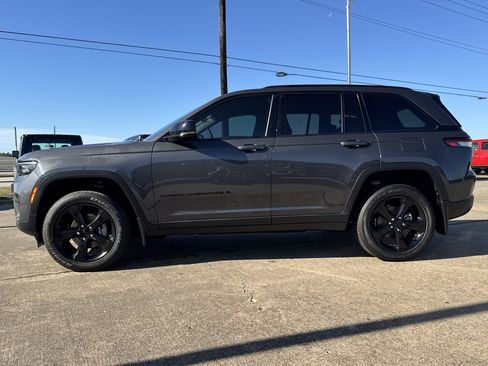 New 2025 Jeep Grand Cherokee Laredo image 8
