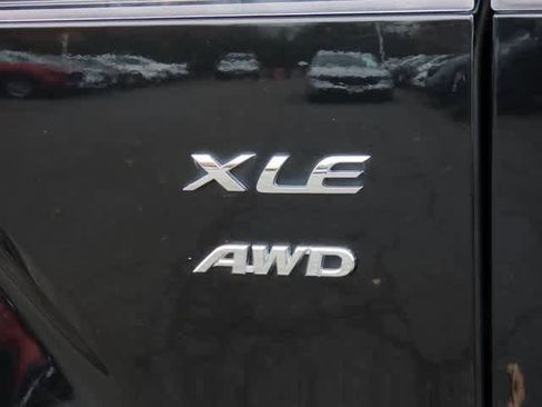 Used 2024 Toyota Corolla Cross XLE image 8