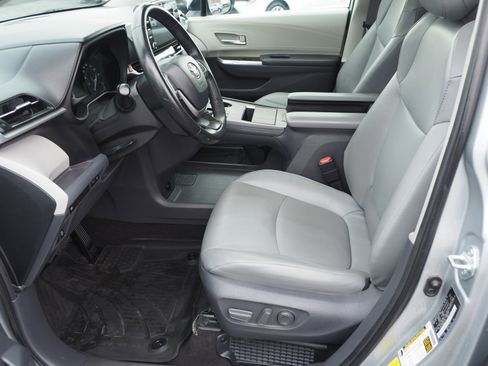 Used 2021 Toyota Sienna XLE image 11