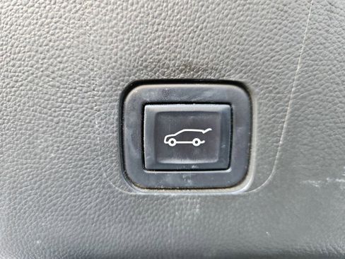 Used 2022 Chevrolet Traverse LT image 24