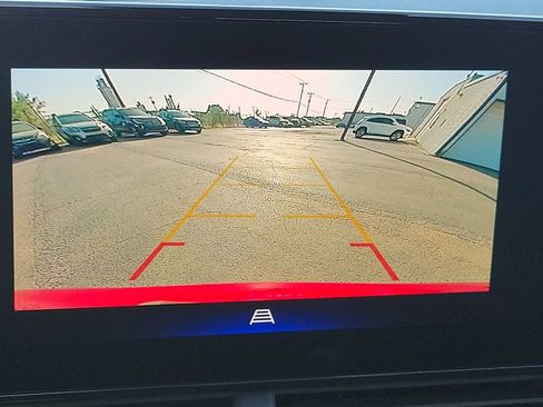 Used 2025 Chevrolet Trax LT FWD image 18