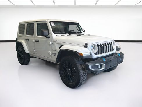 Used 2024 Jeep Wrangler Unlimited Sahara AWD/4WD image 3