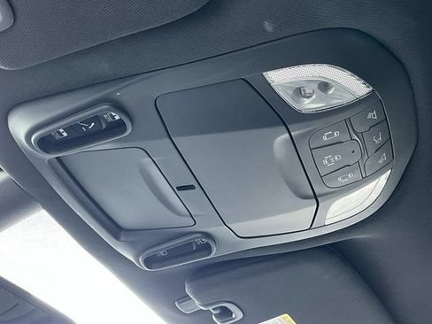Used 2025 Chrysler Pacifica Limited FWD image 32