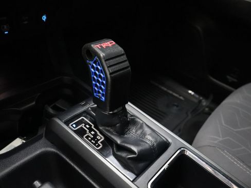 Used 2018 Toyota Tacoma TRD Sport AWD/4WD image 25