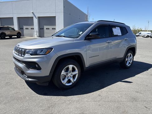 Used 2023 Jeep Compass Latitude image 5